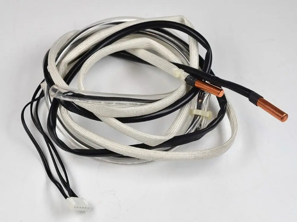 Temperatursensoren von Remko, bestehend aus verschiedenen Kabeln und einem Sensor mit metallischem Ende, zur Temperaturmessung in technischen Anwendungen.