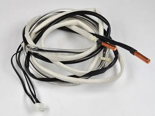 Temperatursensoren von Remko, bestehend aus verschiedenen Kabeln und einem Sensor mit metallischem Ende, zur Temperaturmessung in technischen Anwendungen.