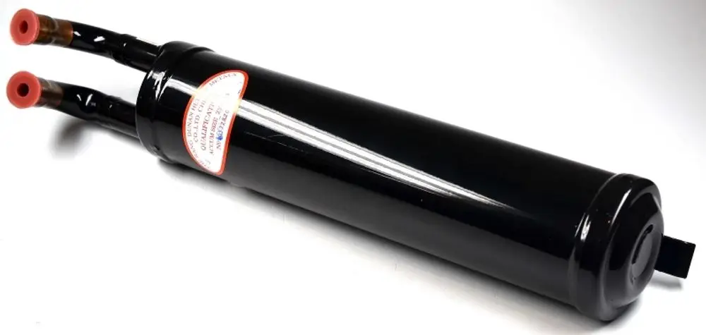 Flüssigkeitsabscheider von Remko in schwarz mit zwei Anschlussleitungen. Das Produkt hat eine zylindrische Form und ist für den Einsatz in Kühlsystemen geeignet.