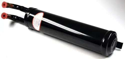 Flüssigkeitsabscheider von Remko in schwarz mit zwei Anschlussleitungen. Das Produkt hat eine zylindrische Form und ist für den Einsatz in Kühlsystemen geeignet.