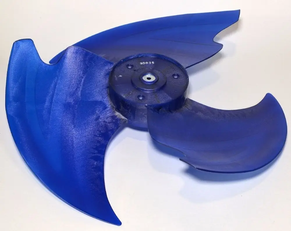 Blauer Ventilatorflügel, mit geschwungenen Kanten, für Verwendung in einem Remko-Gerät. Der Flügel hat eine zentrale Befestigungsaufnahme und ist aus Kunststoff gefertigt.