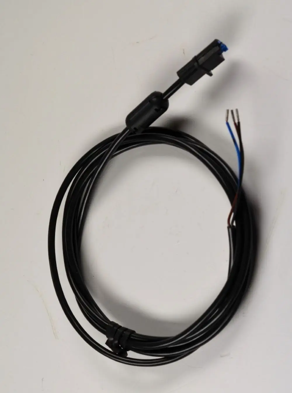 Schwarzes Kabel mit einem Anschluss und offenen Drähten. Das Produkt könnte als PWM Signalkabel verwendet werden, möglicherweise von der Marke Remko.