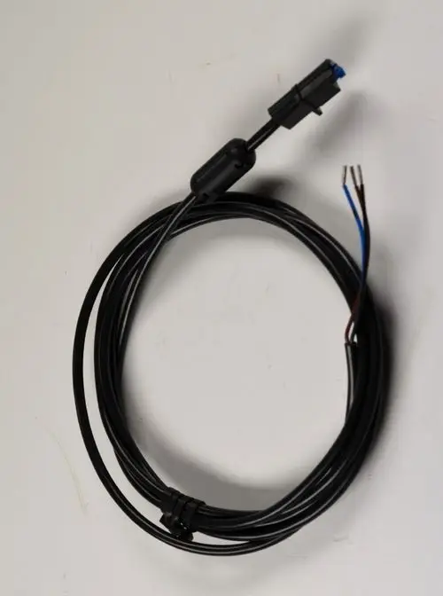 Schwarzes Kabel mit einem Anschluss und offenen Drähten. Das Produkt könnte als PWM Signalkabel verwendet werden, möglicherweise von der Marke Remko.