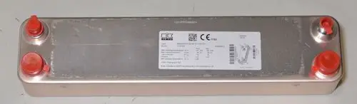 Plattenwärmetauscher von Remko mit zwei roten Anschlüssen. Die Oberfläche ist metallisch und die Rückseite trägt ein Etikett mit technischen Angaben.