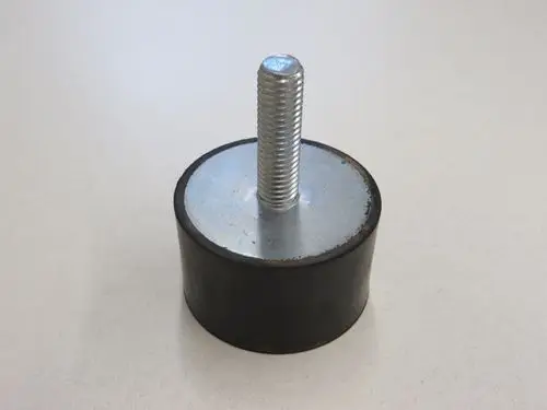 Höhenverstellbarer Fuß mit einem runden, schwarzen Gummiunterteil und einer Gewindestange aus Metall, geeignet für verschiedene Anwendungen, Marke Remko.