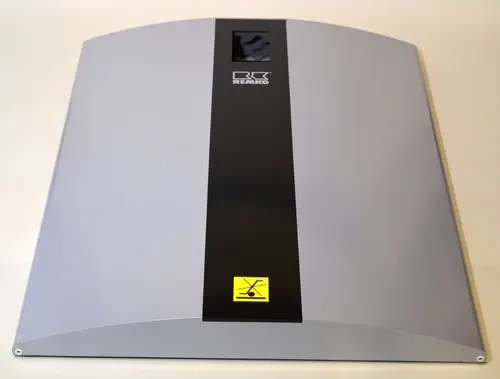 Remko Produkt mit einer glatten, grauen Oberfläche und einer zentralen schwarzen Leiste. Ein Warnsymbol ist sichtbar. Das Design ist flach und rechteckig geformt.