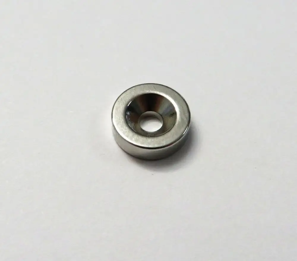 Ringmagnet auf weißem Hintergrund, hergestellt von Remko. Der Magnet hat eine konische Form mit einem zentralen Loch.