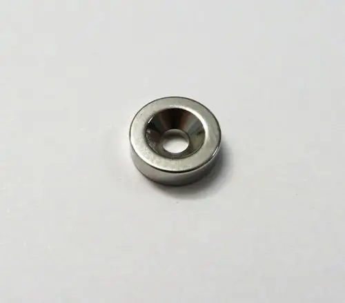 Ringmagnet auf weißem Hintergrund, hergestellt von Remko. Der Magnet hat eine konische Form mit einem zentralen Loch.