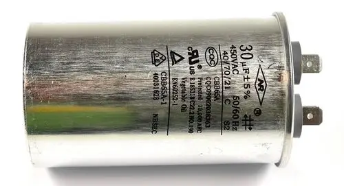 Kondensator mit silberner Metalloberfläche, zwei Anschlussklemmen und technischen Angaben, hergestellt von Remko, geeignet für Ventilatoren oder Klimaanlagen.