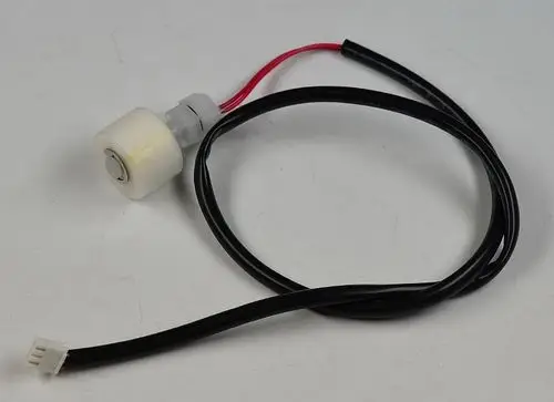Schwimmerschalter von Remko mit einem runden Sensor und zwei Anschlussdrähten. Der Sensor ist in einem weißen Gehäuse montiert.