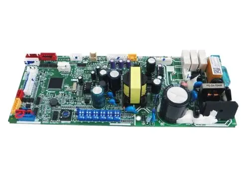 Steuerplatine von Remko mit verschiedenen elektronischen Bauteilen, darunter Widerstände, Kondensatoren und einen Mikrocontroller, auf grüner Leiterplatte.