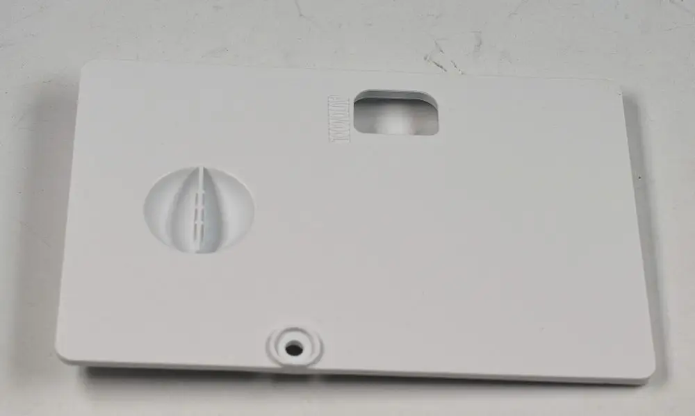 Weiße Kunststoffabdeckung mit einem rechteckigen und einem runden Anschluss, geeignet für elektrische Verbindungen, Marke Remko.