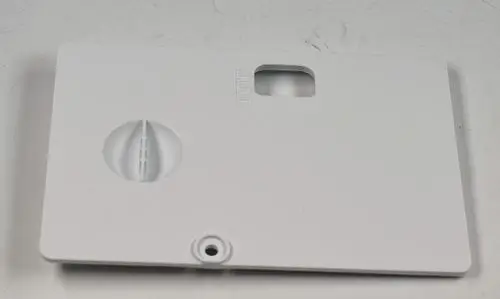 Weiße Kunststoffabdeckung mit einem rechteckigen und einem runden Anschluss, geeignet für elektrische Verbindungen, Marke Remko.