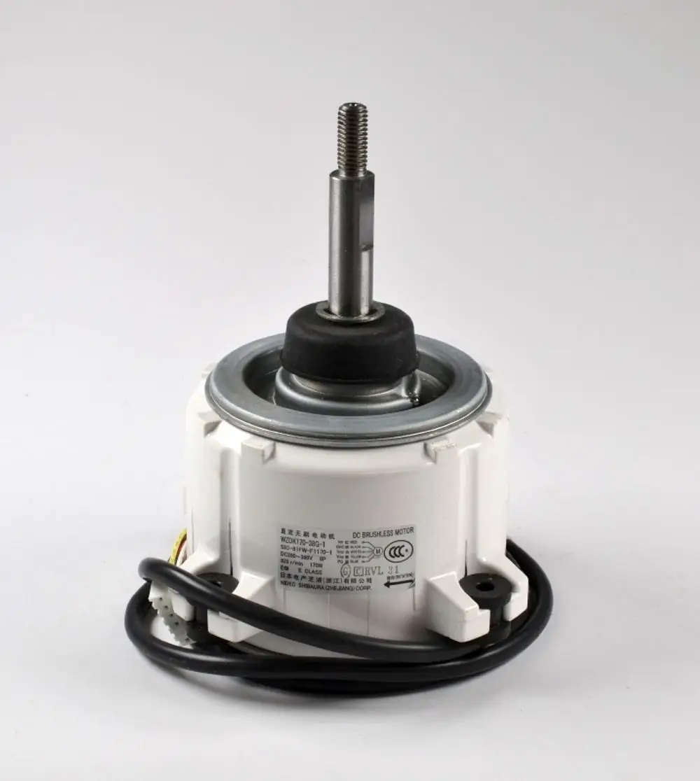 DC-Motor, verpackt in einem weißen Gehäuse, mit einem sichtbaren Wellenenden. Anschlusskabel zu erkennen. Herstellerinformationen sind auf der Seite sichtbar, unter anderem "Remko".