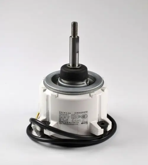 DC-Motor, verpackt in einem weißen Gehäuse, mit einem sichtbaren Wellenenden. Anschlusskabel zu erkennen. Herstellerinformationen sind auf der Seite sichtbar, unter anderem "Remko".