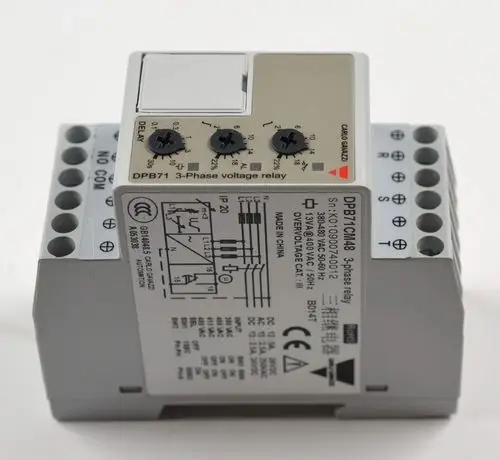 3-Phasen Spannungsrelais von Remko mit einstellbaren Reglern für Verzögerung und Spannung. Anschlussklemmen für die Verbindung mit elektrischen Geräten.