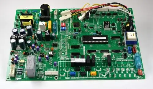 Grüne Steuerplatine von Remko mit verschiedenen elektronischen Bauteilen. Enthält Anschlüsse, ein Display und mehrere Kondensatoren sowie Widerstände.