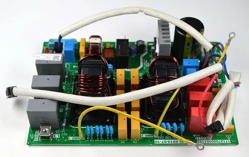 Leistungsplatine mit verschiedenen elektrischen Komponenten, darunter Relais, Drosseln und Kabel, hergestellt von Remko.
