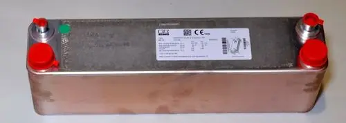 Plattenwärmetauscher mit zwei Anschlüssen, gefertigt von Remko. Metallgehäuse mit einer Beschriftung auf der Oberseite. Rote Verschlusskappen an den Anschlüssen.