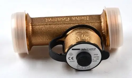 Durchflusssensor mit Metallgehäuse und zwei transparenten Anschlüssen. Hersteller: Remko. Montiert ist eine schwarze Verstellhilfe an der Seite.