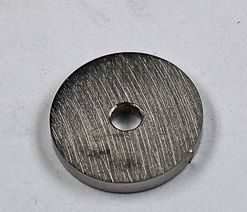 Metallene runde Scheibe mit einem zentralen Loch, vermutlich ein Teil von Gasmembranen oder ähnlichen Anwendungen. Marke Remko sichtbar.