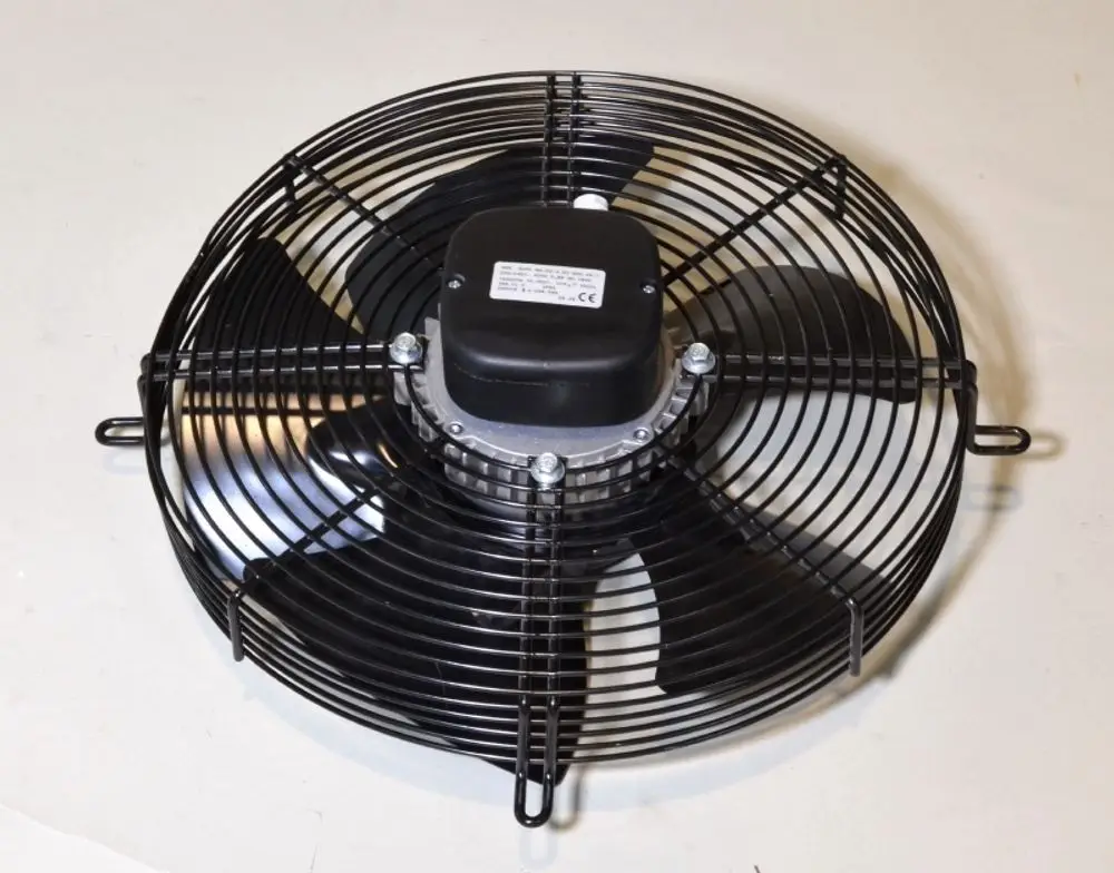 Umluftventilator mit schwarzem Schutzgitter und fünf Rotorblättern, montiert auf einer Halterung. Das Produkt gehört zur Marke Remko.