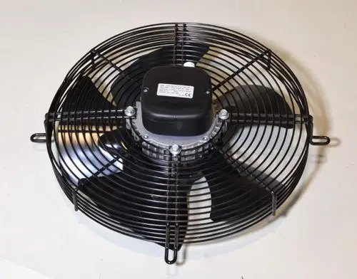 Umluftventilator mit schwarzem Schutzgitter und fünf Rotorblättern, montiert auf einer Halterung. Das Produkt gehört zur Marke Remko.