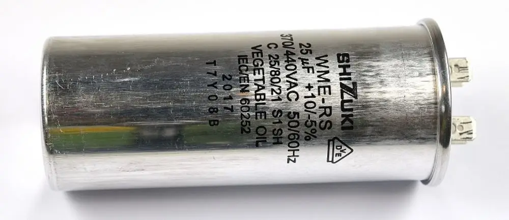 Kondensator von Remko mit metallischer Oberfläche und zwei Anschlussklemmen, gekennzeichnet mit Kapazitäts- und Spannungsinformationen für den Einsatz in Kühlsystemen.