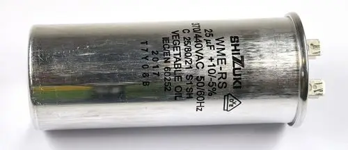Kondensator von Remko mit metallischer Oberfläche und zwei Anschlussklemmen, gekennzeichnet mit Kapazitäts- und Spannungsinformationen für den Einsatz in Kühlsystemen.