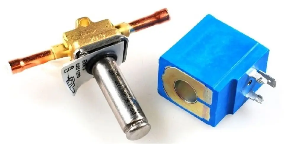 Magnetventil von Remko, mit einem Metallgehäuse und einem elektrischen Anschluss, das zur Steuerung von Flüssigkeits- oder Gasströmen verwendet wird.