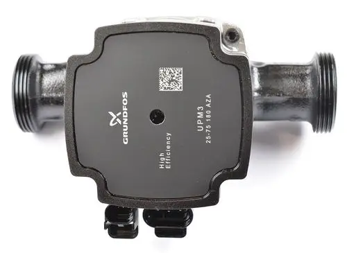 Grundfos Umwälzpumpe mit Anschlussstücken, schwarz, auf weißem Hintergrund. Identifizierbares Logo und QR-Code oben. Produktdetails sind nicht eindeutig ablesbar.