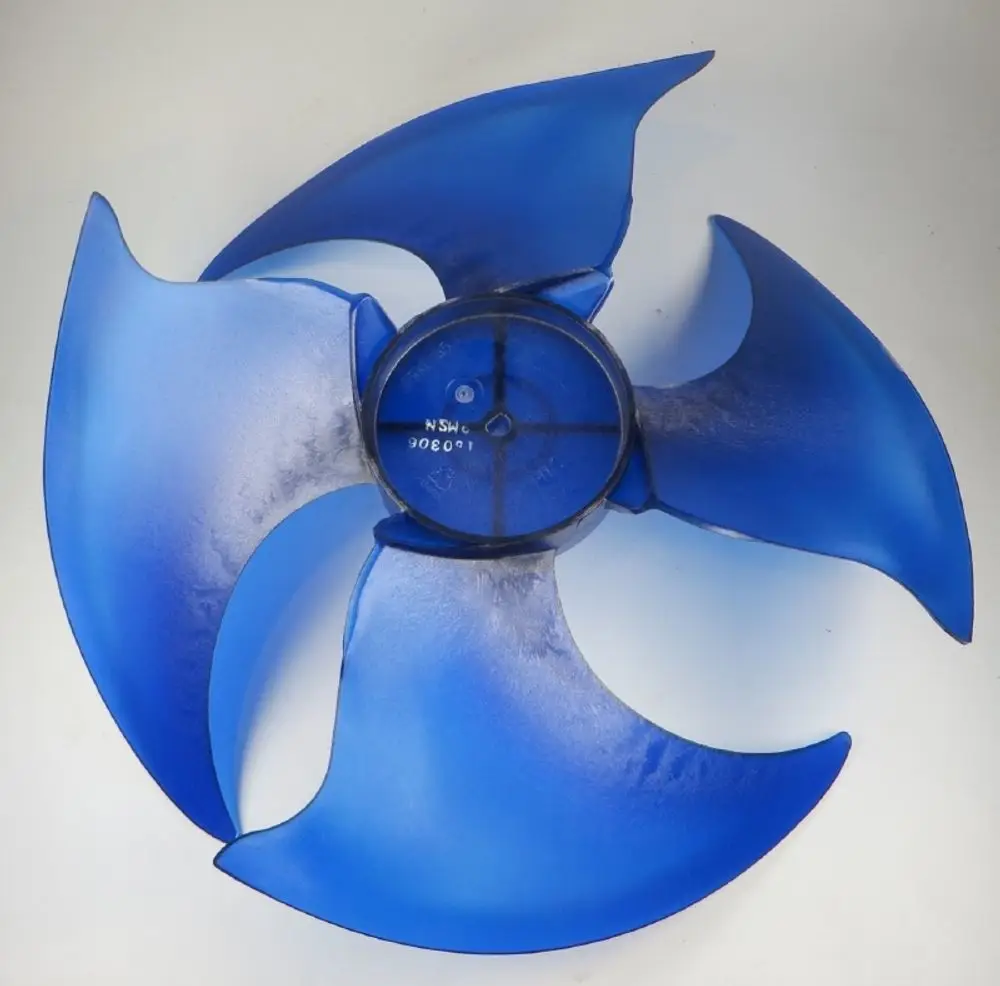 Ventilatorflügel in blauer Farbe, hergestellt von Remko, mit einer speziellen Form zur Luftzirkulation. Die Blätter sind für den Einsatz in Ventilatoren konzipiert.