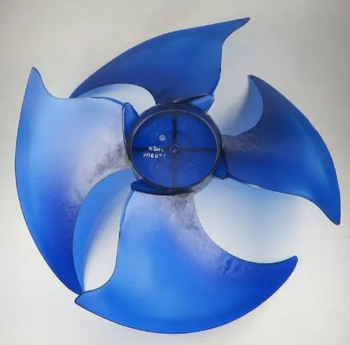 Ventilatorflügel in blauer Farbe, hergestellt von Remko, mit einer speziellen Form zur Luftzirkulation. Die Blätter sind für den Einsatz in Ventilatoren konzipiert.