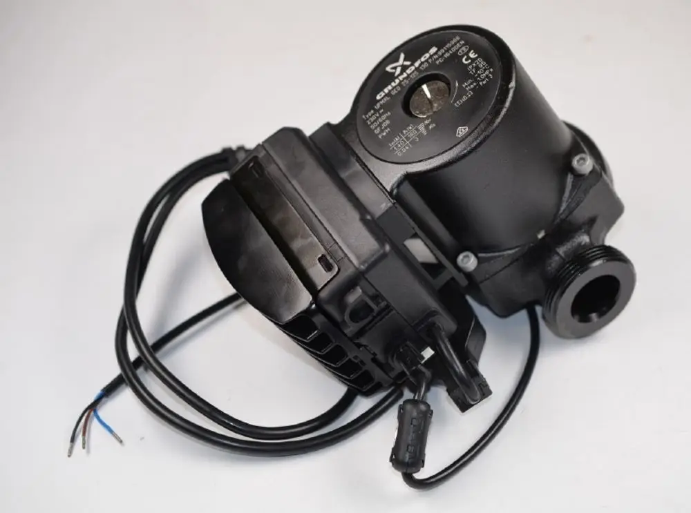 Umwälzpumpe von Remko mit integriertem elektrischen Anschluss und mehreren Kabeln. Das Gehäuse ist schwarz und enthält Anschlussmöglichkeiten für Wasserleitungen.