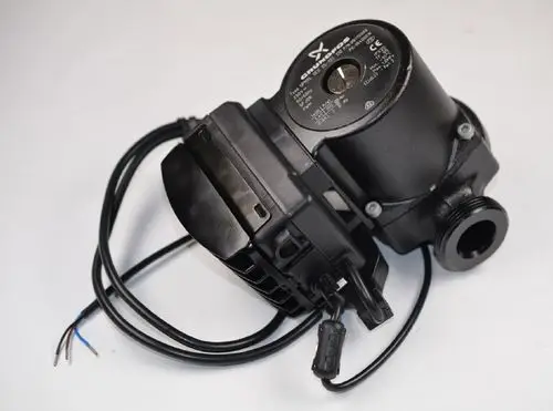 Umwälzpumpe von Remko mit integriertem elektrischen Anschluss und mehreren Kabeln. Das Gehäuse ist schwarz und enthält Anschlussmöglichkeiten für Wasserleitungen.