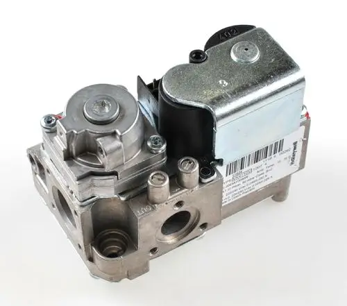Gasventil mit Metallgehäuse und verschiedenen Anschlüssen, hergestellt von Remko, zur Regelung von Gasflüssen in Heizsystemen.