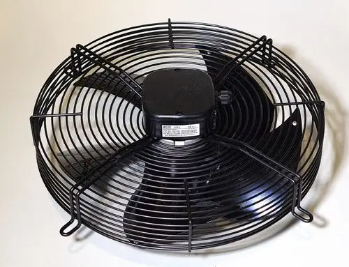 Umluftventilator mit schwarzem Gitter und rotierenden Lüfterblättern. Von der Marke Remko, klar erkennbar durch das zentrale Gehäuse und die Konstruktion.
