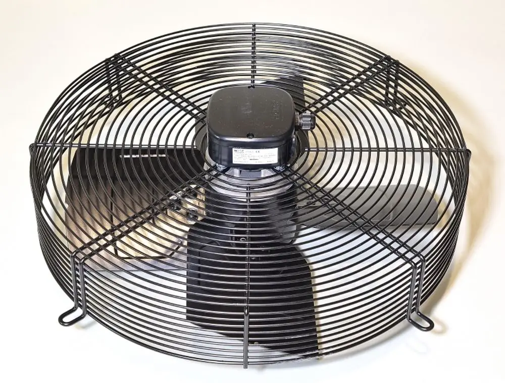 Schwarzer Umluftventilator mit einem gitterförmigen Schutzgitter und einem Motor in der Mitte, hergestellt von Remko. Der Ventilator ist für den Einsatz in Innenräumen geeignet.