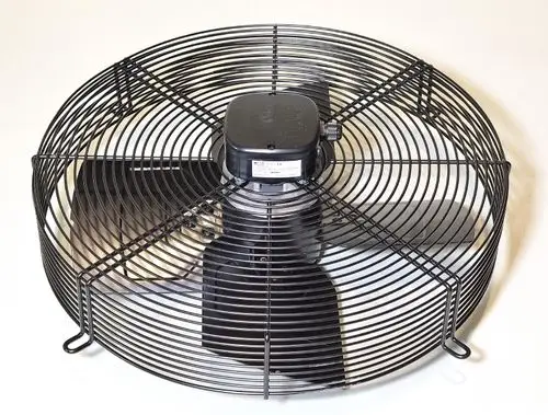 Schwarzer Umluftventilator mit einem gitterförmigen Schutzgitter und einem Motor in der Mitte, hergestellt von Remko. Der Ventilator ist für den Einsatz in Innenräumen geeignet.