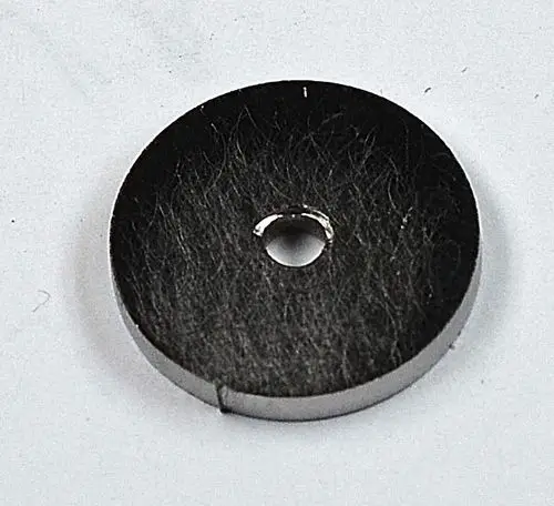 Schwarze Gasmembran mit zentralem Loch, hergestellt von Remko. Die Oberfläche zeigt feine Strukturen. Ideal für den Einsatz in Gasgeräten.