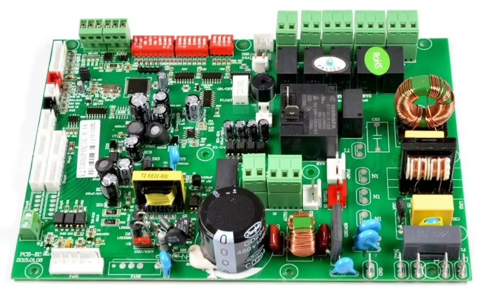 Grüne Steuerplatine mit mehreren elektrischen Bauteilen und Anschlüssen, die zur Steuerung von Heizsystemen der Marke Remko verwendet wird.