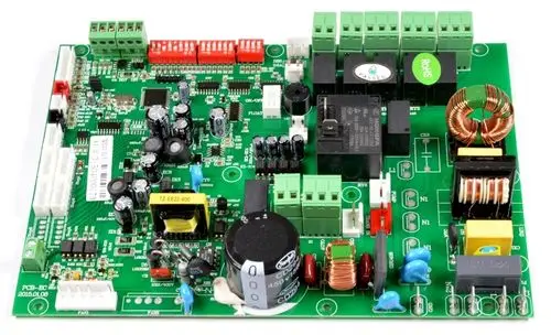 Grüne Steuerplatine mit mehreren elektrischen Bauteilen und Anschlüssen, die zur Steuerung von Heizsystemen der Marke Remko verwendet wird.