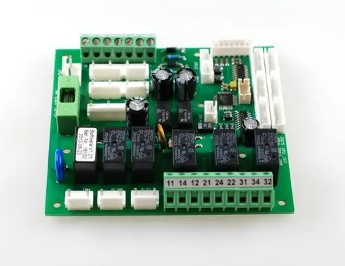 Steuerplatine von Remko mit mehreren Relais, Anschlussklemmen und elektronischen Komponenten, auf einer grünen Leiterplatte.