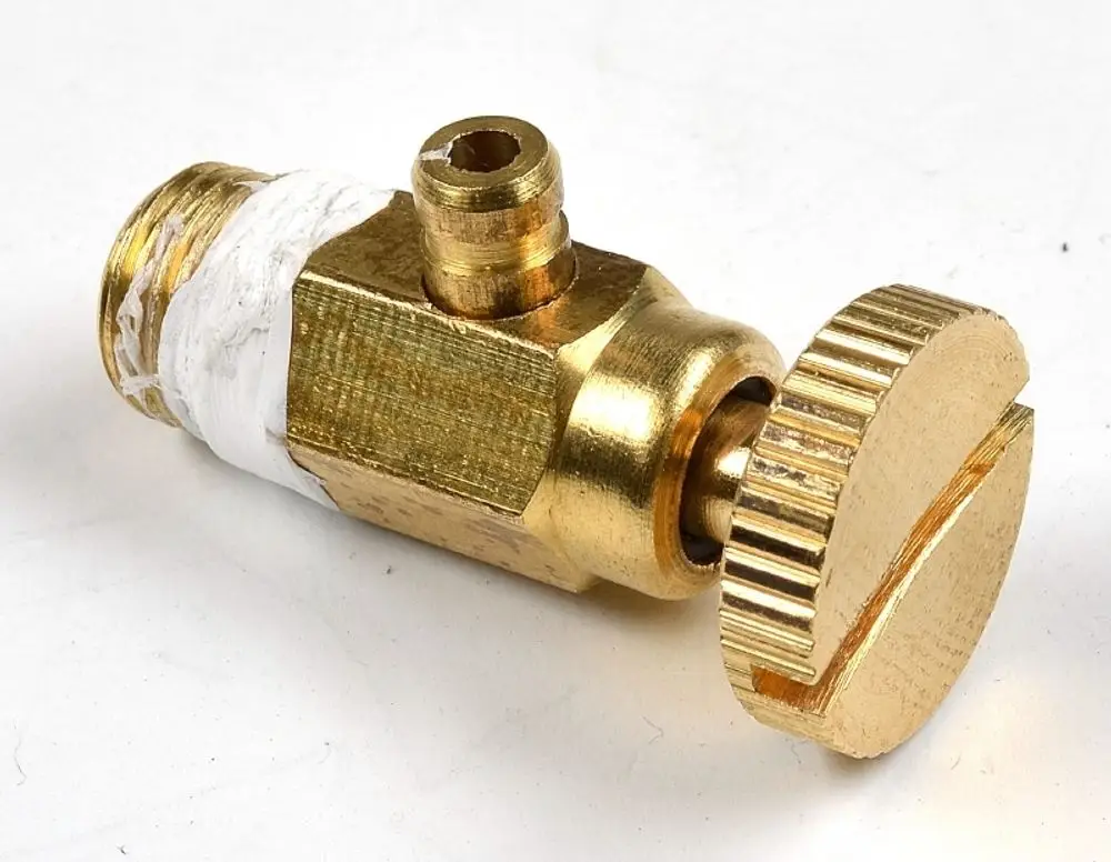 Bronzene Entlüftungsventil von Remko mit einem runden Griff zur Regulierung des Durchflusses und einem Anschluss für Schläuche.
