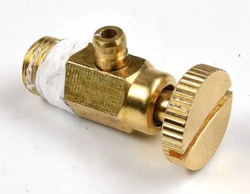 Bronzene Entlüftungsventil von Remko mit einem runden Griff zur Regulierung des Durchflusses und einem Anschluss für Schläuche.