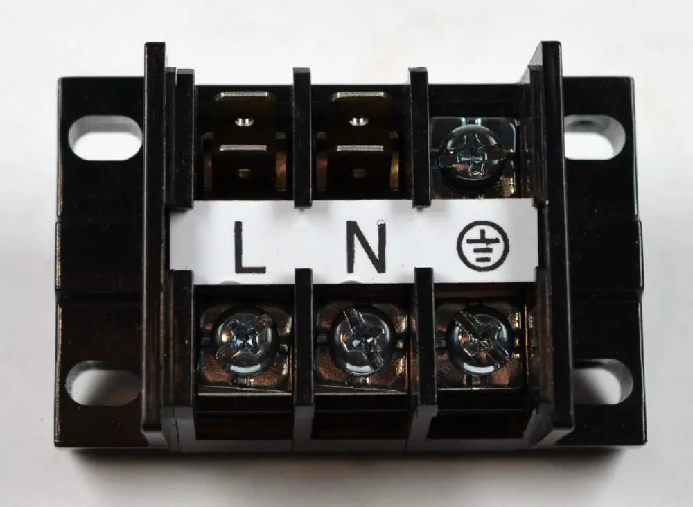 Klemmblock mit fünf Anschlussklemmen und Bezeichnungen für L (Phase), N (Neutralleiter) und Erdung. Hergestellt von Remko, für Netzzuleitungen geeignet.