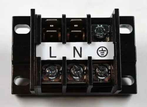 Klemmblock mit fünf Anschlussklemmen und Bezeichnungen für L (Phase), N (Neutralleiter) und Erdung. Hergestellt von Remko, für Netzzuleitungen geeignet.
