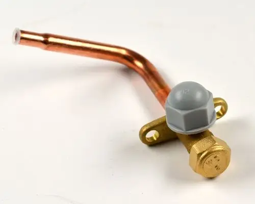 Kupferne Einspritzleitung mit goldenem Absperrventil und grauem Kunststoffdeckel von Remko, montiert zur Steuerung von Systemflüssen.