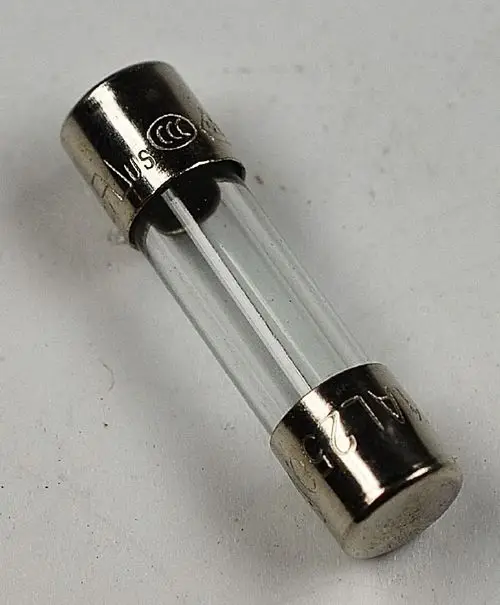 Glasgesicherter Sicherungseinsatz von Remko, zylindrisch, mit metallischen Enden. Sichtbares, durchsichtiges Glasrohr für elektrische Sicherheitsanwendungen.