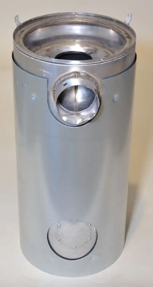 Brennkammer Wärmetauscher von Remko aus Metall, zylindrische Form mit Öffnungen und geprägten Details, auf hellem Hintergrund abgebildet.